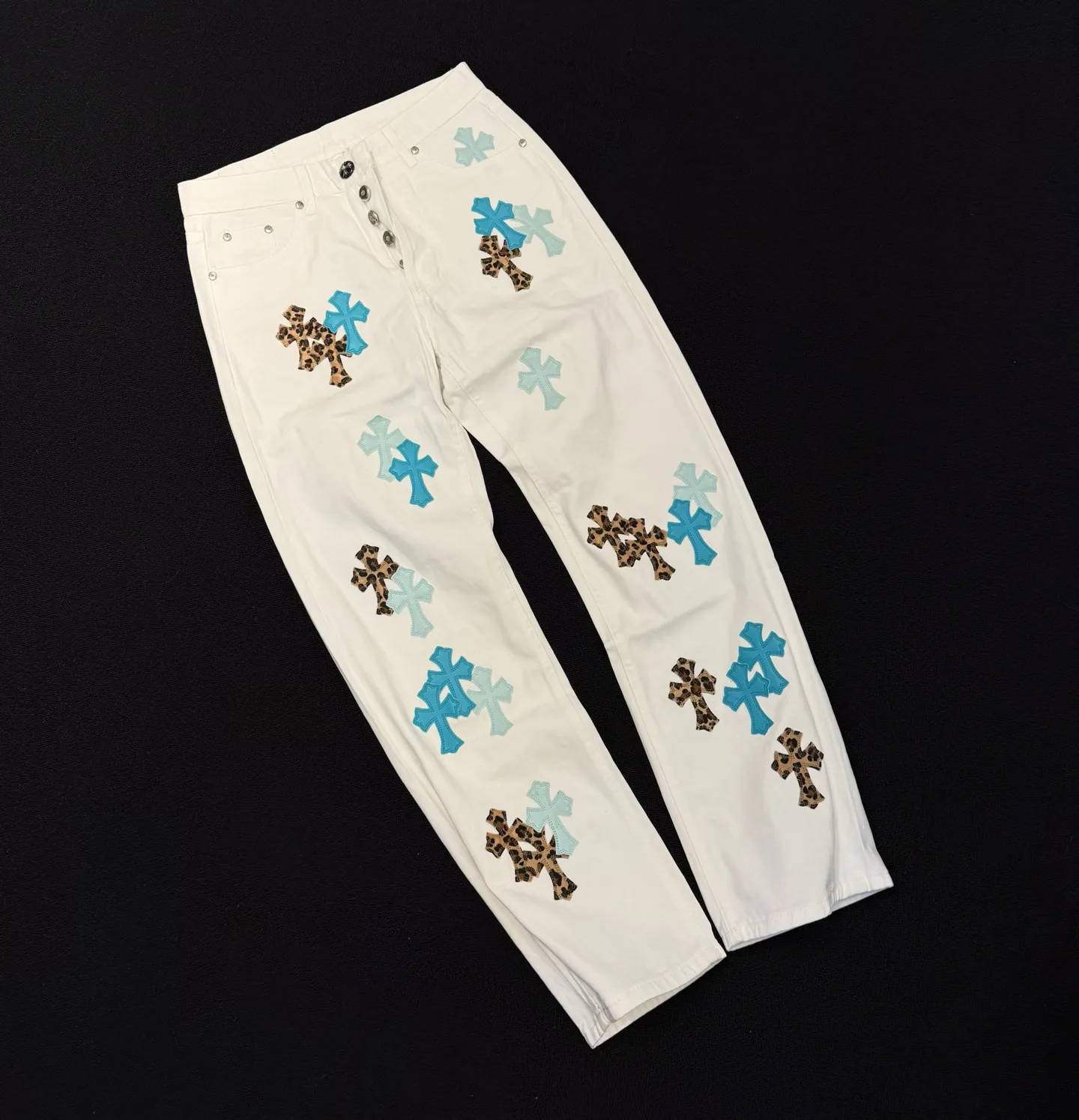 P250 Style number: D365 Chrome Hearts blue leopard print color-blocked leather jeans Size: 28-34 corresponding to S-XL Color: White Size: S-XL (corresponding to 28 30 32 34) 28 30 32 34 Size S M L XL Pants length 101 102 103 104 Hips 110 114 118 122 Waist circumference 86 90 94 98 (There is an error of 1~3cm due to manual measurement)